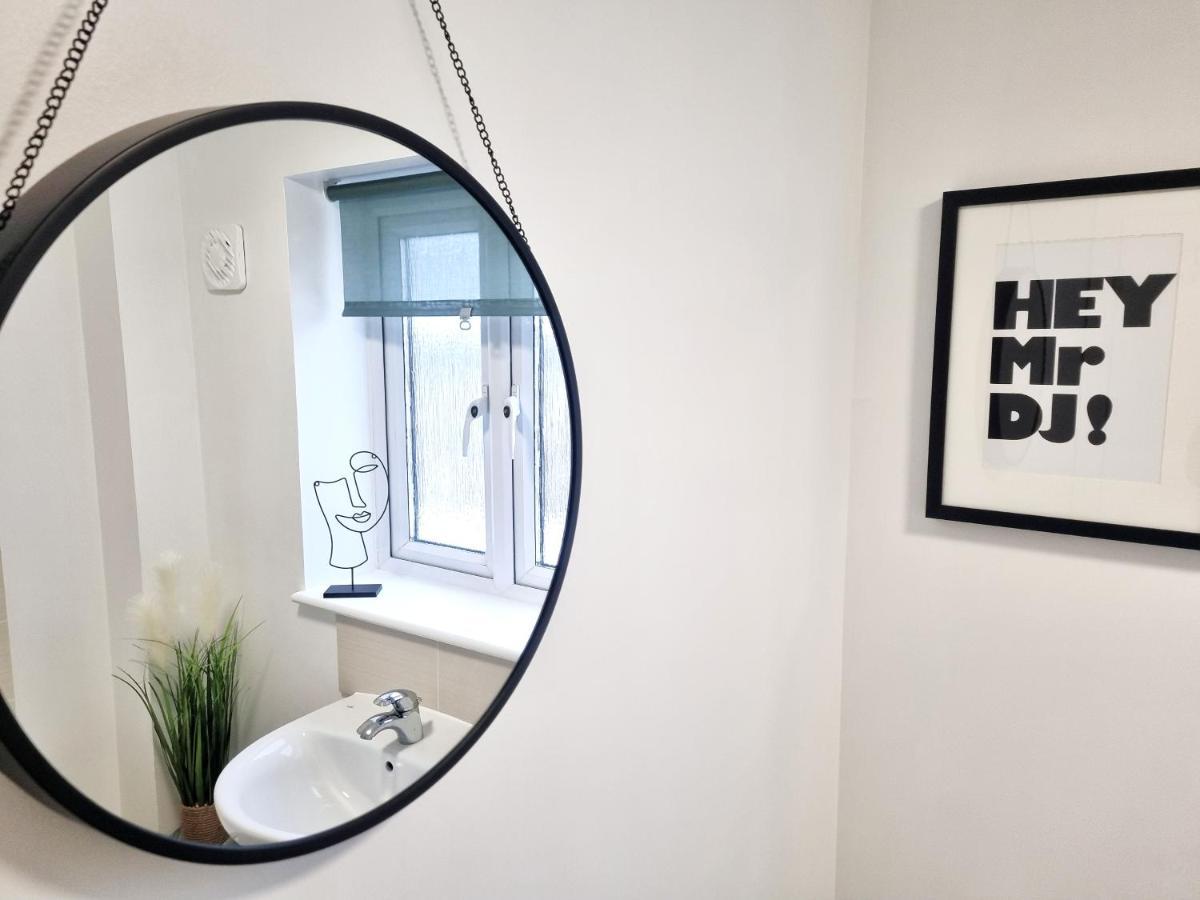 Modern & Spacious 3 Bedrooms And 2 Bathrooms Home, Free Parking! Cambridge  Eksteriør bilde