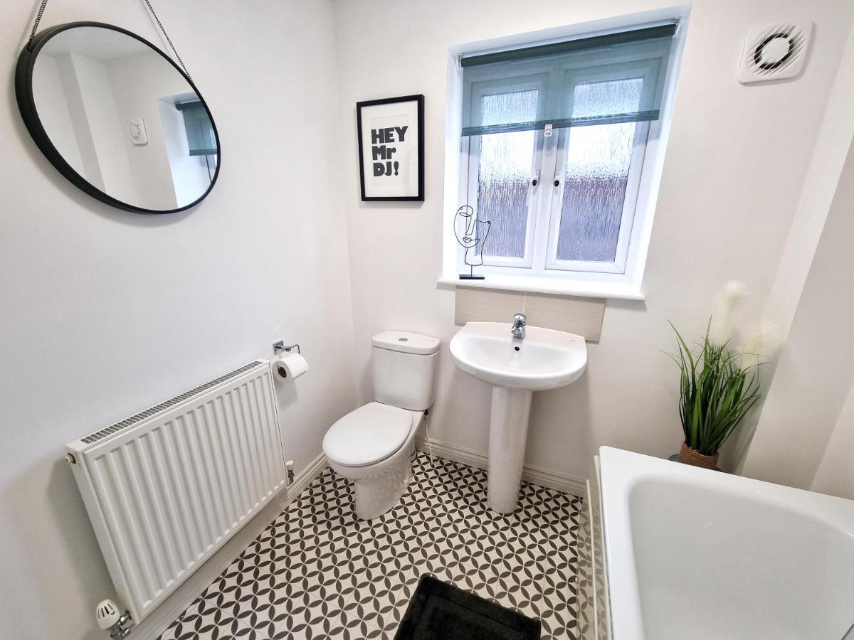 Modern & Spacious 3 Bedrooms And 2 Bathrooms Home, Free Parking! Cambridge  Eksteriør bilde